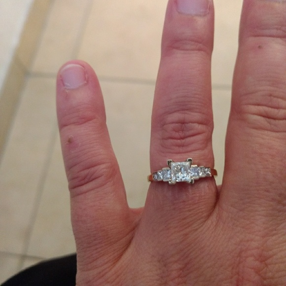 *SOLD* Diamond Engagement ring - Picture 7 of 8